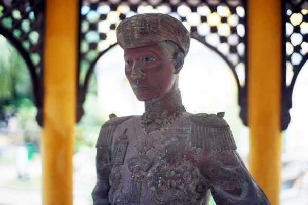 Trong điểm du lịch này có một bức tượng đồng của vua Khải Định được đúc từ năm 1920 có tỉ lệ như người thật.