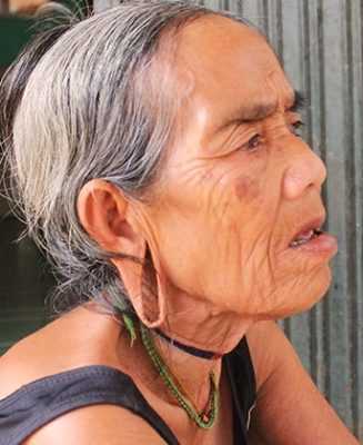 Lỗ dái tai của bà người phụ nữ này có đường kính gần 5 cm.