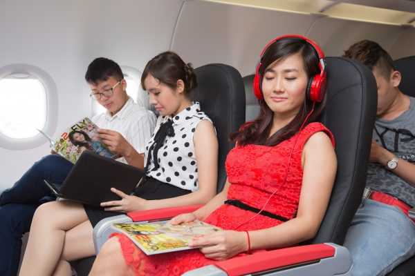 Đọc sách trên những chuyến bay dài là thói quen của nhiều du khách.