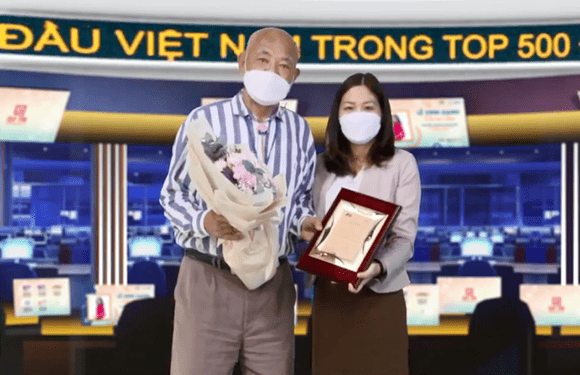IIG Việt Nam trao tặng Kỷ niệm chương