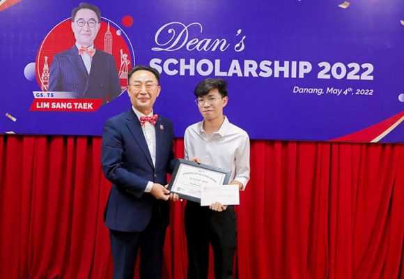 GS.TS. Lim Sang Taek trao học bổng